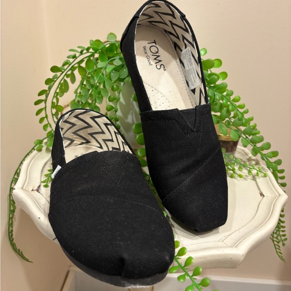 TOMS Women's Classic Black Loafers - Picture 1 of 4